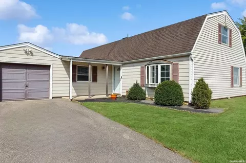7 Honeysuckle Ln, Holtsville, NY 11742