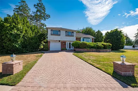 521 Narland Ln, North Babylon, NY 11703