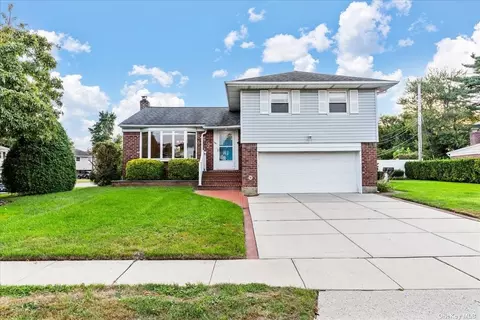 122 Manor St, Plainview, NY 11803