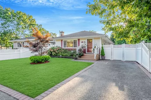 574 Connetquot Ave, Islip Terrace, NY 11752