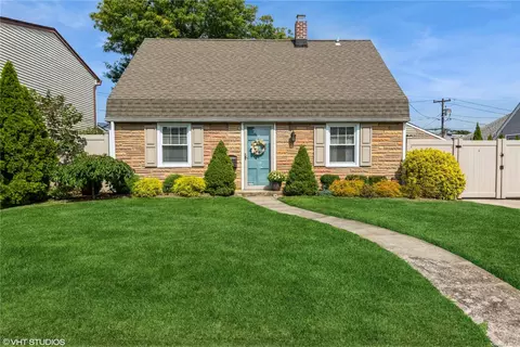 37 Crag Ln, Levittown, NY 11756