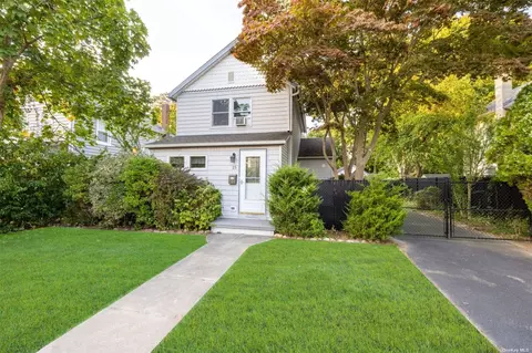15 Swezey St, Patchogue, NY 11772