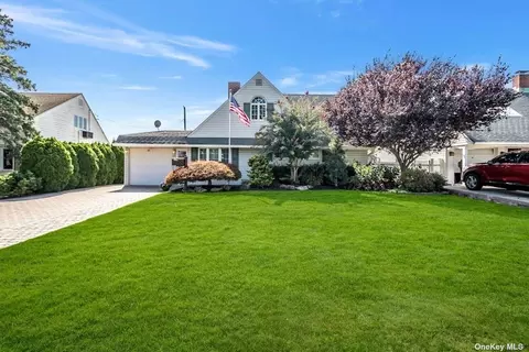 10 Dahlia Ln, Wantagh, NY 11793