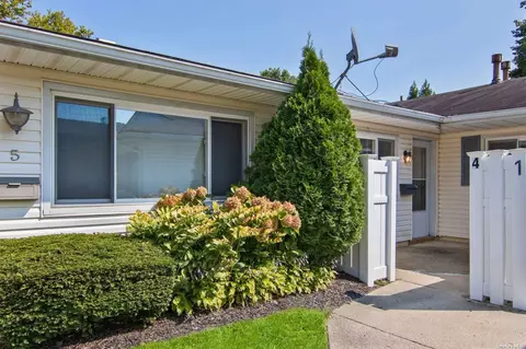 4 Storm Dr #4, Holtsville, NY 11742