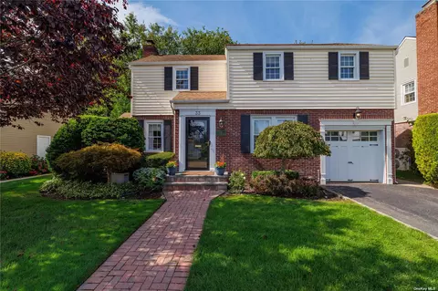 33 Rockville Dr, Baldwin, NY 11510