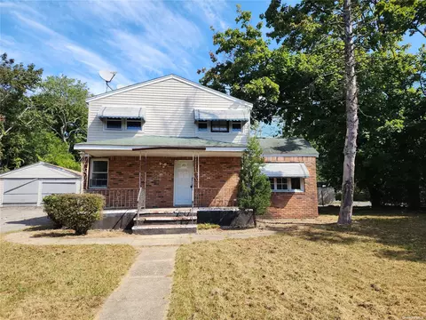 29 Fulton St, Brentwood, NY 11717