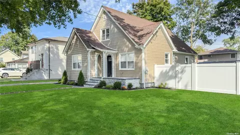 184 Bond St, Westbury, NY 11590