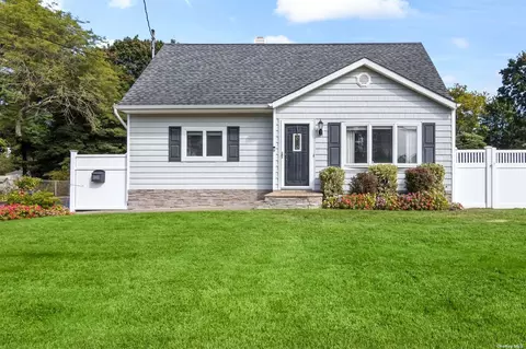 1353 Gardiner Dr, Bay Shore, NY 11706