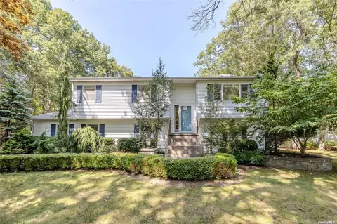 4 Hampton Ct, Manorville, NY 11949