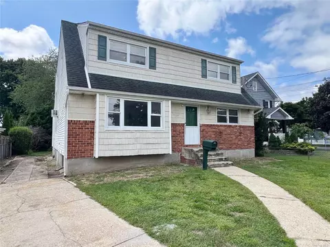 52 Clinton Ave, Farmingdale, NY 11735