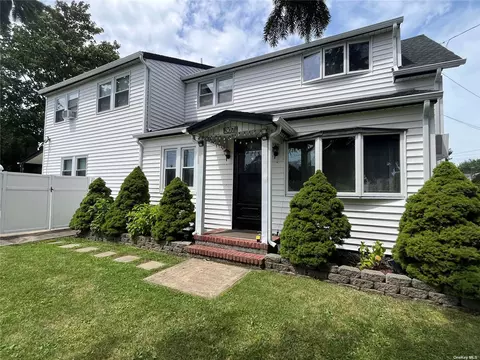 307 N 6th St, Lindenhurst, NY 11757