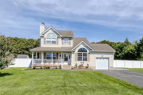 5 Apple Cider Ln, Center Moriches, NY 11934