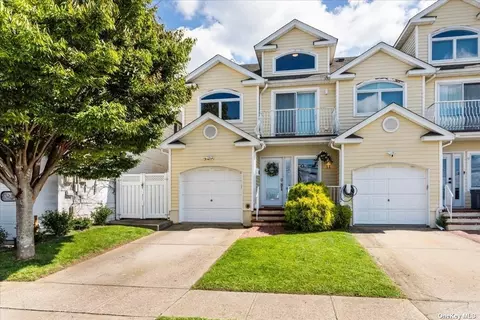 11 Alhambra Rd, Massapequa, NY 11758