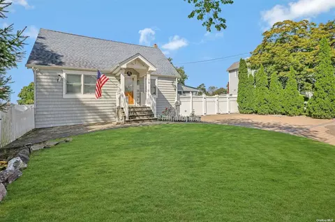 78 Lenox Rd, West Babylon, NY 11704