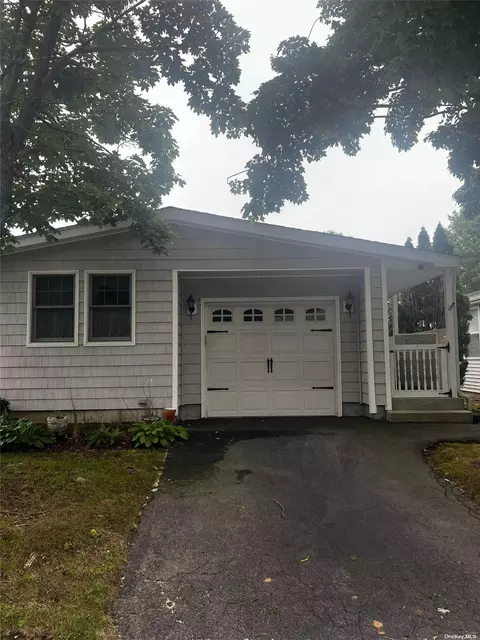 168 Village Cir W #168, Manorville, NY 11949