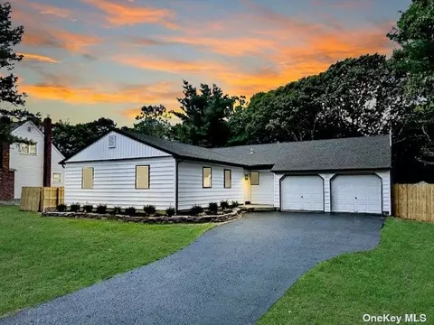 112 Hounslow Rd, Shirley, NY 11967