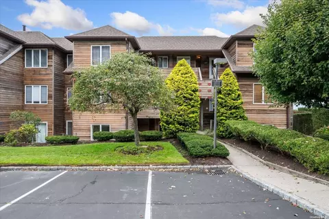 404 Fox Hill Dr #404, Calverton, NY 11933