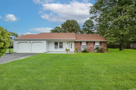 31 Gabon Ln, Coram, NY 11727