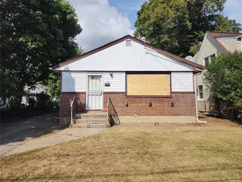 9 Weir St, Hempstead, NY 11550