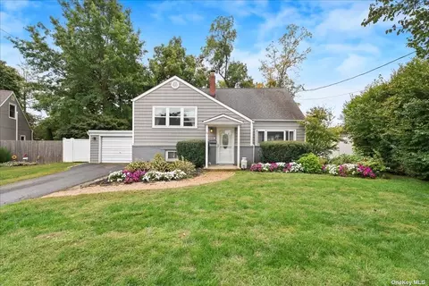 10 Peartree Ln, South Huntington, NY 11746