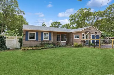 12 Fleet Rd, Shirley, NY 11967