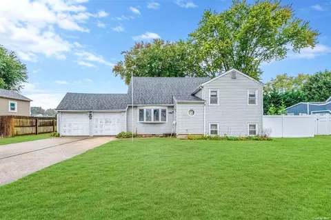 1430 Potter Blvd, Bay Shore, NY 11706