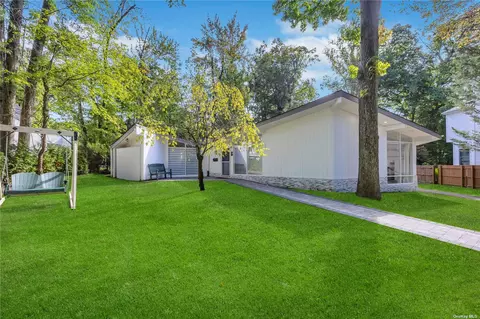 2 Hutchinson Ct, Great Neck, NY 11023