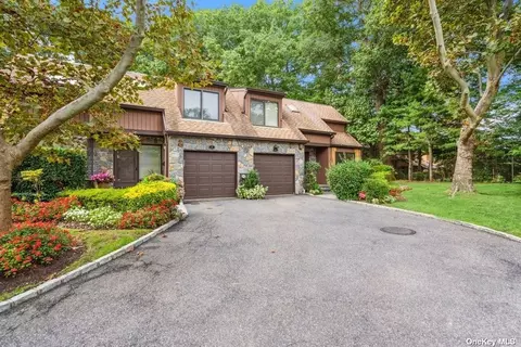 6 Pony Cir #6, Roslyn Heights, NY 11577