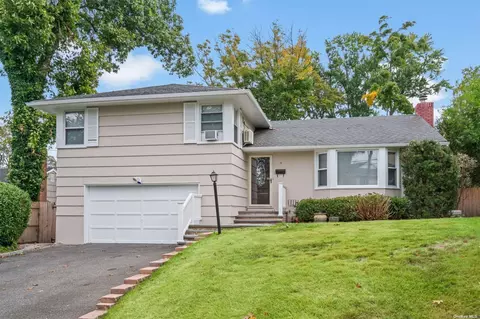 7 Compass Ct, Huntington, NY 11743