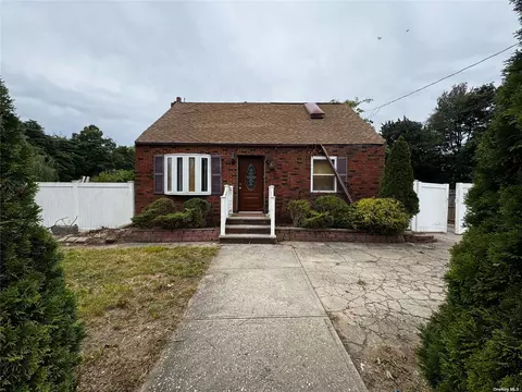 1728 N Thompson Dr, Bay Shore, NY 11706