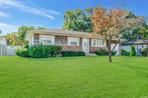 44 Tyrconnell St, Amityville, NY 11701