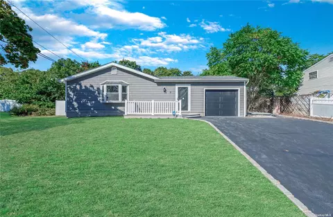 9 Washington Ave, Selden, NY 11784