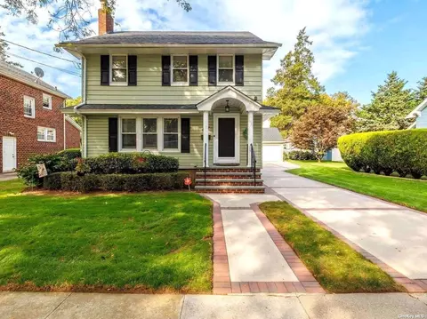 82 Geranium Ave, Floral Park, NY 11001