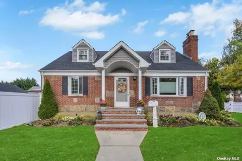 701 Briggs St, Bellmore, NY 11710