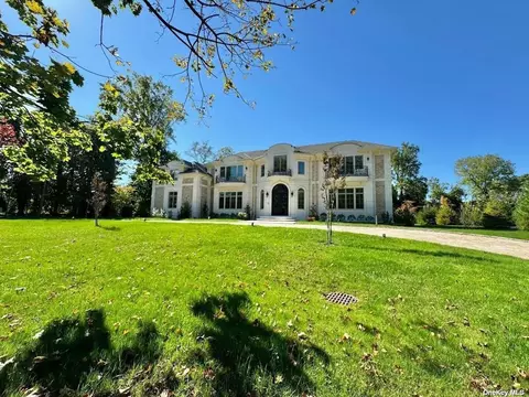 2 Briar Ln, Great Neck, NY 11024