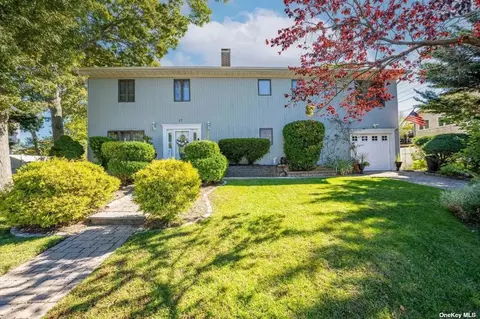 17 Hester Ln, Ronkonkoma, NY 11779