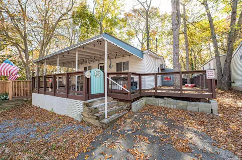 15 Cottage Rd, Baiting Hollow, NY 11933