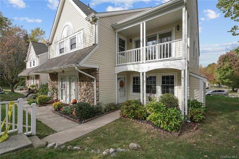 4 Burnham Ct, Fishkill, NY 12524 photo 1