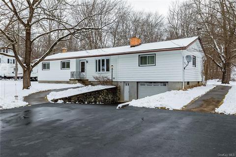 11 Maple Rd, Poughkeepsie, NY 12601 photo 1