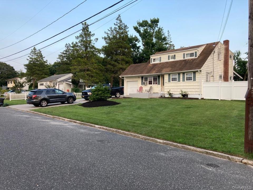 10 Jewel St, Brentwood, NY 11717 Movoto