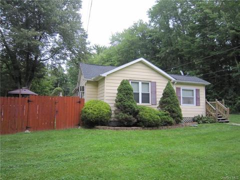 225 Quaker St, Wallkill, NY 12589 photo 1
