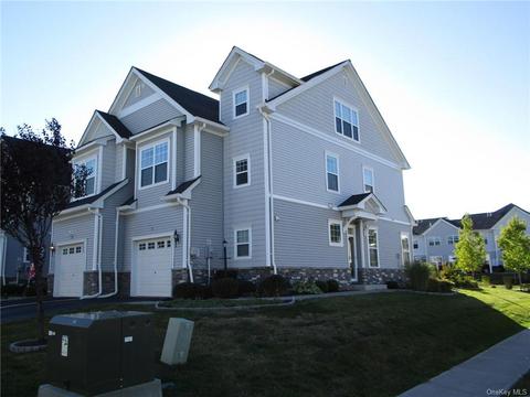 8 Lindentree Ln, Wallkill, NY 10940 photo 1