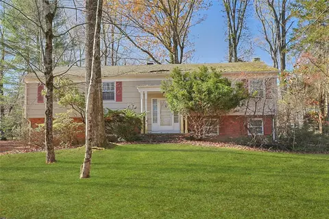 173 N Little Tor Rd, Clarkstown, NY 10956