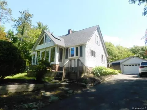 452 St Andrews Rd, Walden, NY 12586