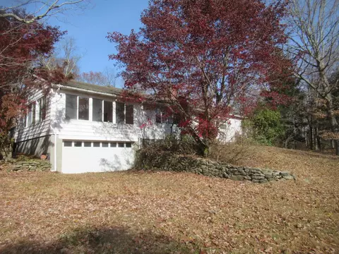 8 Brady Ln, Pawling, NY 12564
