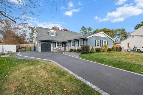 49 Potomac Ln, Sayville, NY 11782