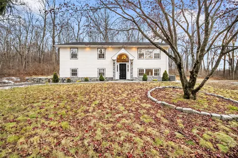15 Cobblestone Ln, Cortlandt, NY 10567