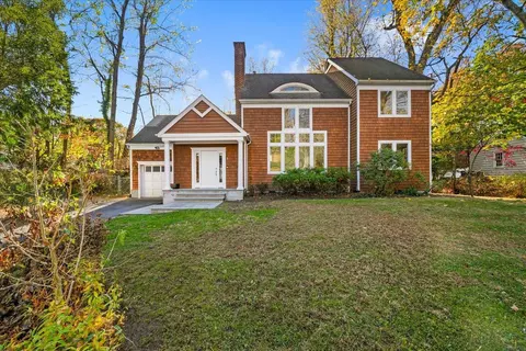 1 Lexington Dr, Cortlandt, NY 10520