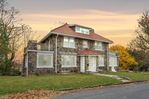 1 Highview Pl, White Plains, NY 10604