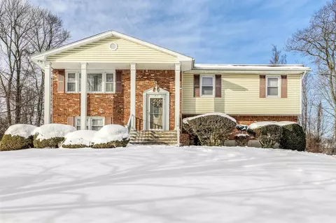 83 W Burda Pl, Clarkstown, NY 10956